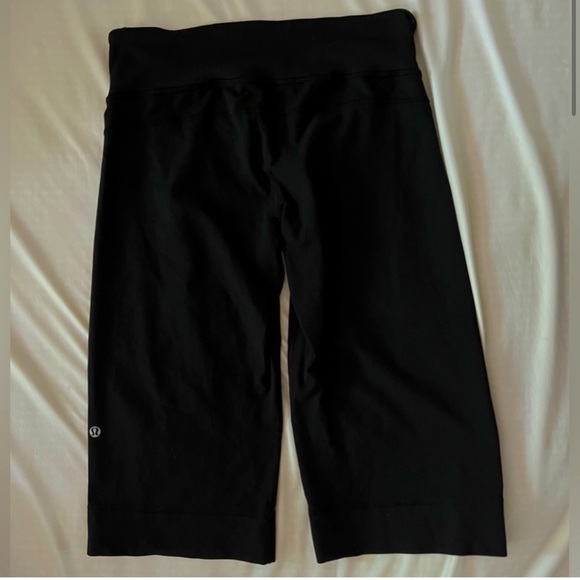 ❌SOLD❌ 🖤LULULEMON Clam Digger wide legged capri pants | SIZE 6 - Picture 4 of 13